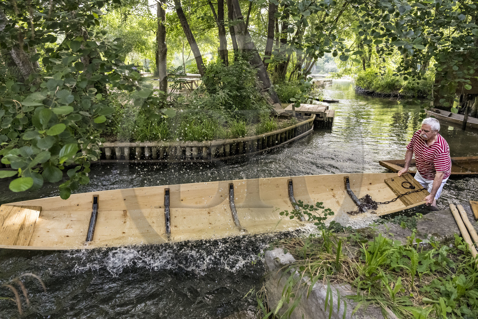 France, Vaucluse (84), L'Isle-sur-la-Sorgue, le cabanon des Fontanelles sur un ilot de la Sorgue, lieu de rendez-vous estival de la confrérie des pêcheurs sur barque à fond plat appelée Nègo Chin, les Pescaïres de la Sorgue