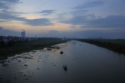 Vietnam, Hanoï, le Fleuve Rouge et le Pont Long Bien anciennement pont Paul Doumer
