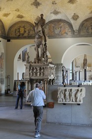 Italie, Lombardie, Milan, le Castello Sforzesco (château des Sforza), musée d'Art Ancien, le monument funéraire du duc Barnabé Visconti et de son épouse Béatrice della Scala sculpté en 1363 par Bonino da Campione