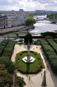 France, Paris, the Seine river banks listed as World Heritage by UNESCO, ile de la Cite, the Notre Dame Cathedral square