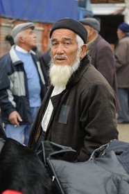 Turquie, Anatolie Centrale, province de Nevsehir, Cappadoce classée Patrimoine Mondial de l'UNESCO, marché aux bestiaux d' Ürgüp, vendeur de vestes