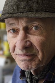 France, Paris (75), l'artiste Jacques Villeglé dans son atelier