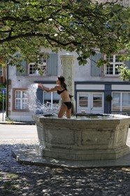 Suisse, Bâle, le vieux quartier Saint-Alban, jeux d'eau dans une fontaine