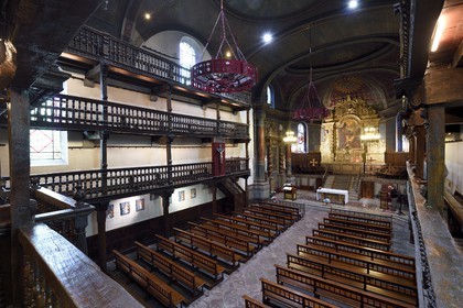 France, Pyrénées-Atlantiques (64), Pays-Basque, Cambo-les-Bains, l'église Saint-Laurent du XVIIe siècle et les galeries en bois de la nef
