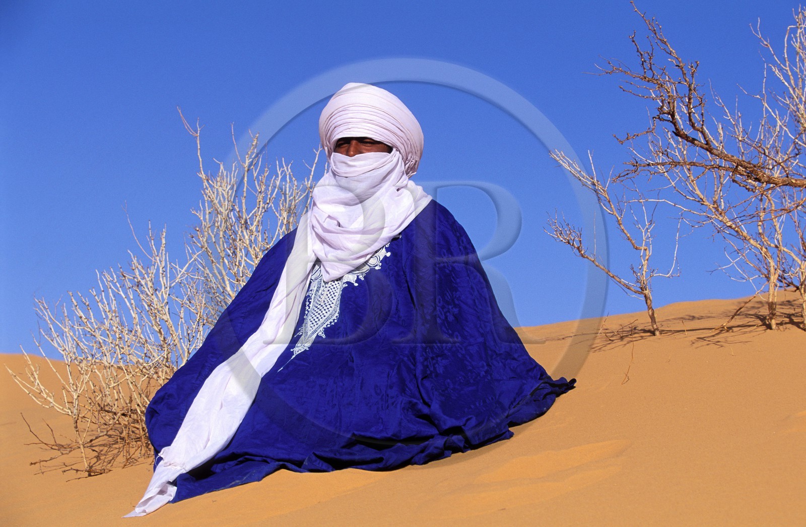 Libya, region of the desert, the Fezzan (Sahara), Tuareg in traditional clothe in the dunes of the Erg Takioumet