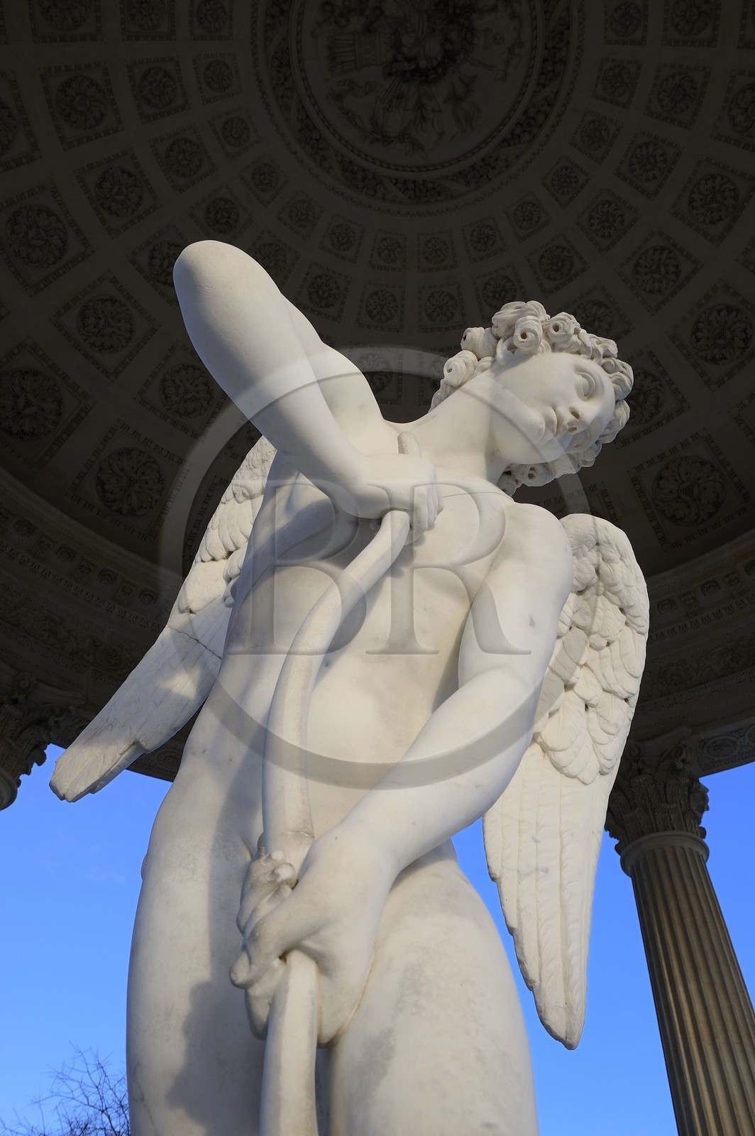 France, Yvelines (78), château de Versailles, classé Patrimoine Mondial de l'UNESCO, le domaine de Marie-Antoinette, jardin du Petit Trianon, le Temple de l'Amour, statue de Cupidon de Bouchardon intitulée L'Amour taillant son arc dans la massue d'Hercule