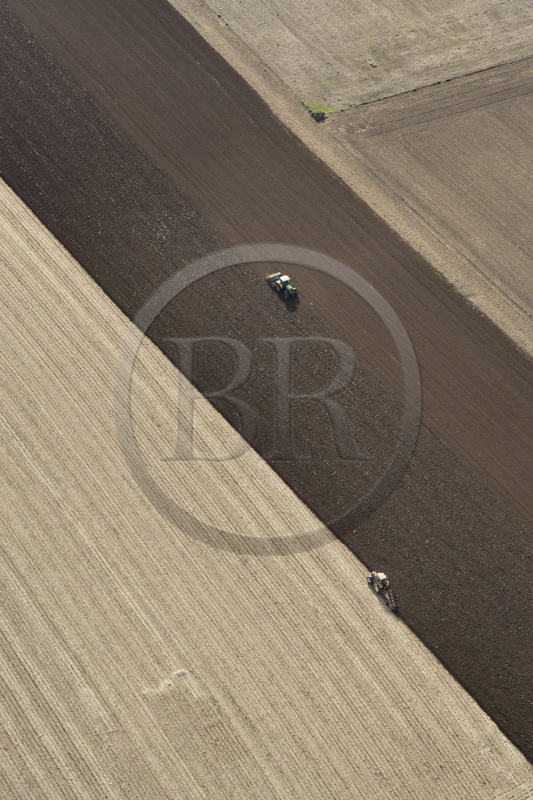 France, Morbihan (56), La Trinité-Porhoet, travaux agricoles, labour (vue aérienne)