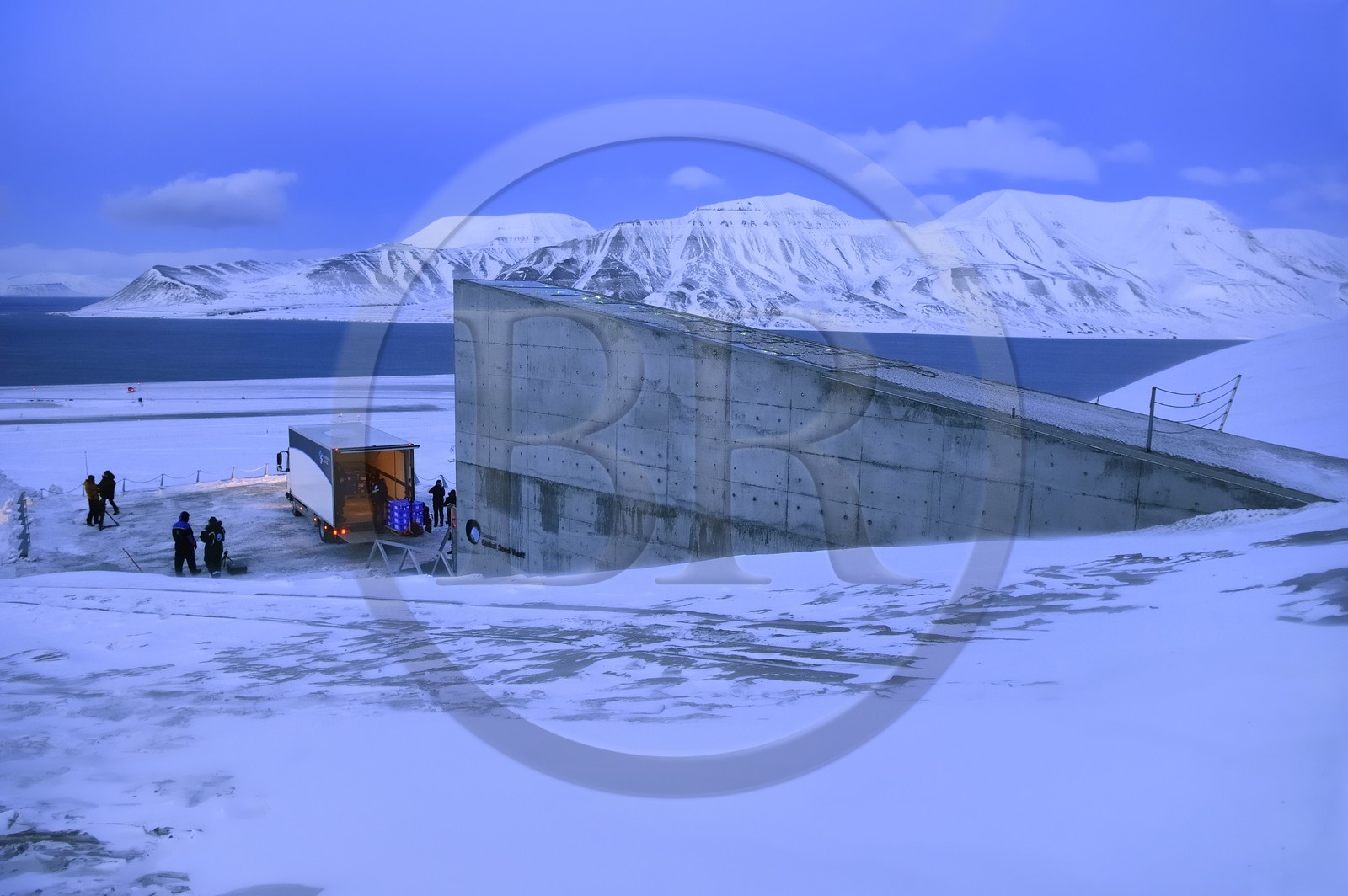 Norvège, Svalbard, Spitzberg, Longyearbyen, la Réserve mondiale de semences du Svalbard (banque de graines du Global Seed Vault) permet une sauvegarde de sécurité pour les collections existantes de banques de gènes, livraison des semences par NordGen