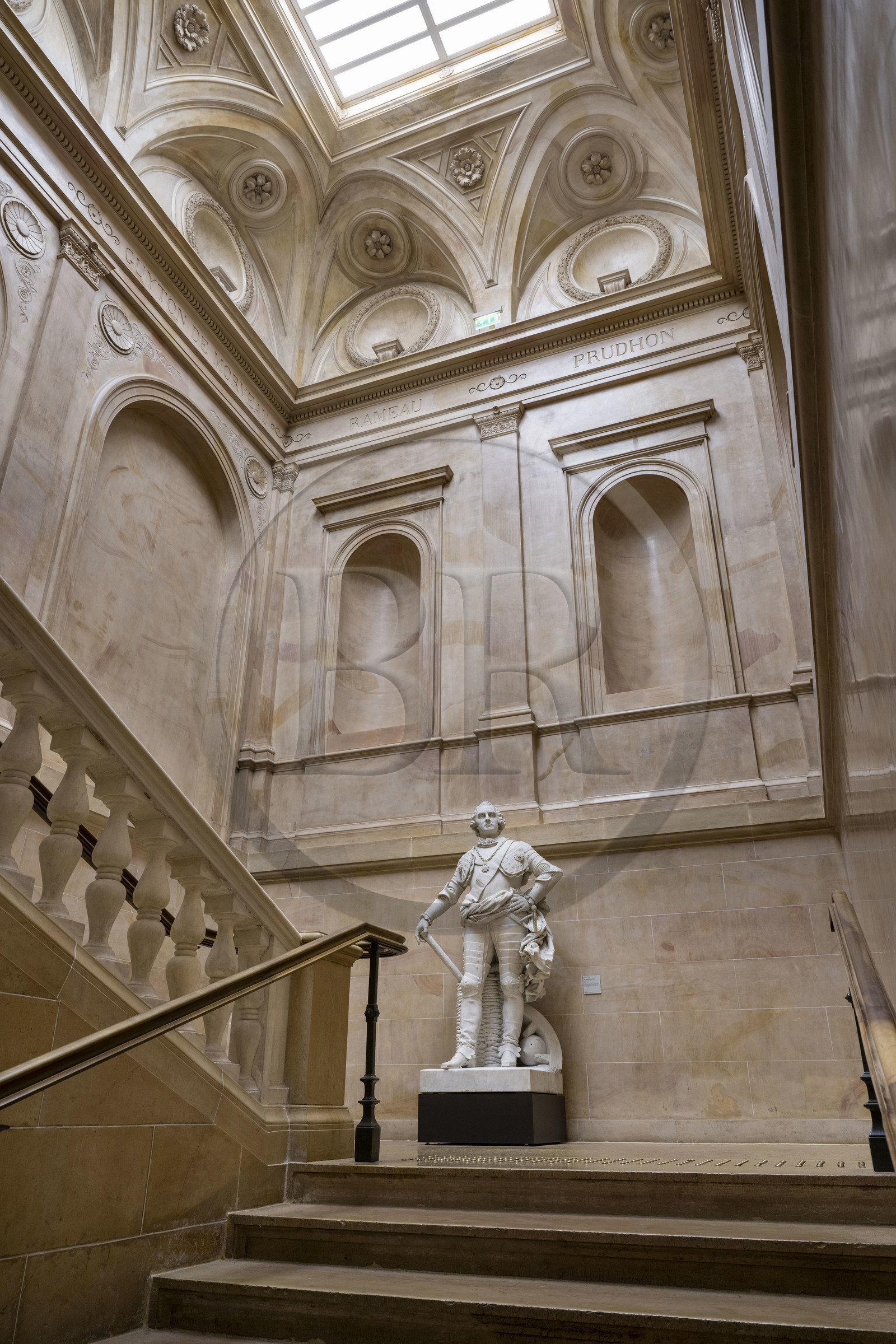 France, Côte-d'Or (21), Dijon, zone classée Patrimoine Mondial de l'UNESCO, Musée des Beaux-Arts dans l'ancien palais des ducs de Bourgogne, statue du maréchal de Saxe par François Rude (1836) dans le grand escalier