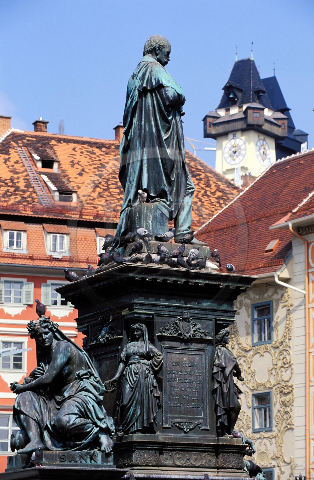 Autriche, Styrie, Graz, centre historique classé Patrimoine Mondial de l'UNESCO, la place centrale (Hauptplaz), statue de l'archiduc Jean et la Tour de l'Horloge Autriche, Styrie, Graz, centre historique classé Patrimoine Mondial de l'UNESCO, la place centrale (Hauptplaz), statue de l'archiduc Jean et la Tour de l'Horloge
