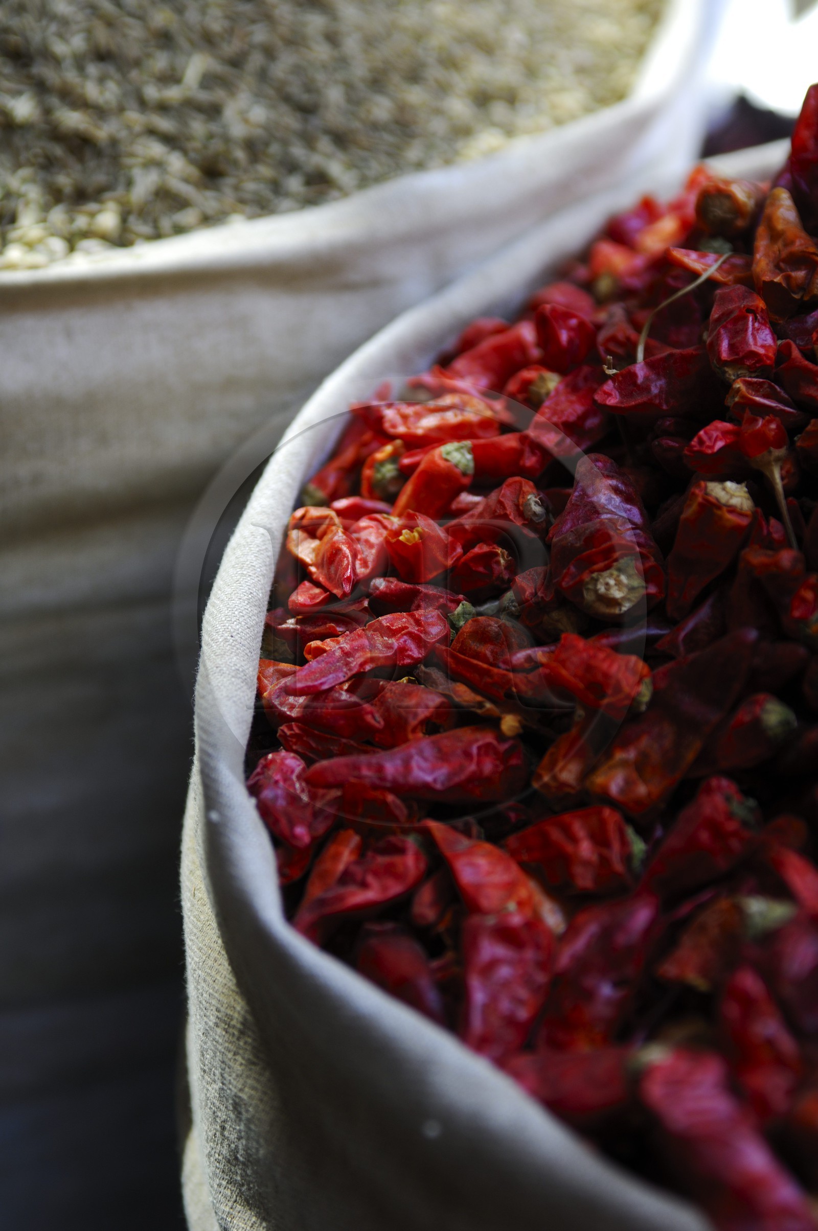 Egypte, Haute Egypte, vallée du Nil, Louxor, le souk, étal d'épices