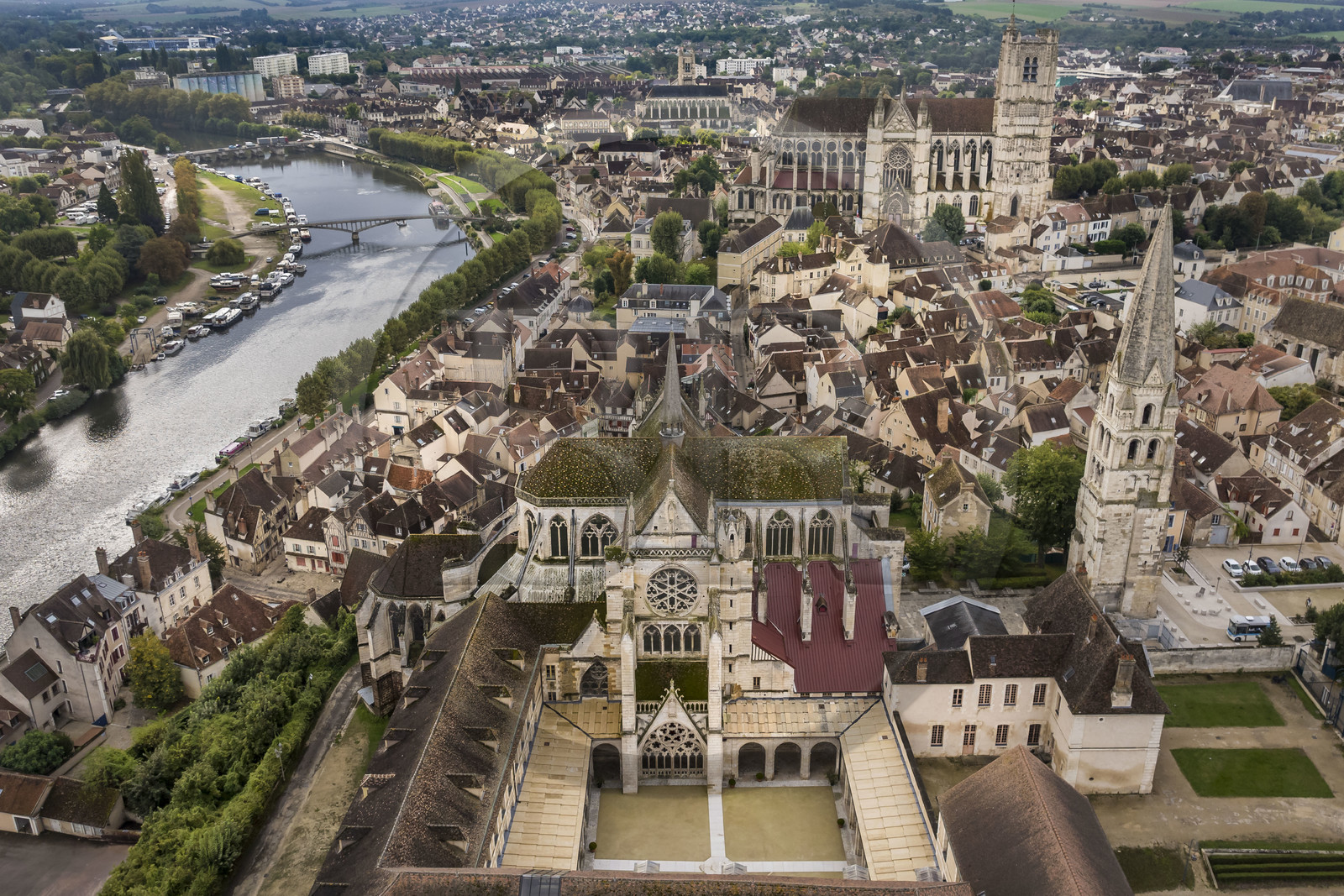 France, Yonne (89), Auxerre, Cité de la Parole et du Son, l'abbaye Saint-Germain et son cloitre surplombant le quartier de la Marine, la cathédrale Saint-Etienne en arrière plan (vue aérienne)