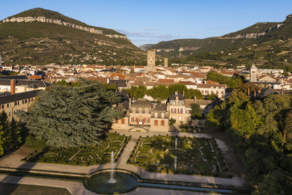 France, Aveyron (12), l'Hotel particulier de Sambucy De Sorgues et ses jardins à la française, le beffroi dans le coeur de ville et le Puncho d'Agast en arrière plan (vue aérienne)