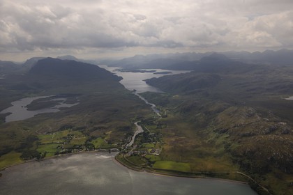 Royaume-Uni, Ecosse, Highland, le village de Poolewe dans le Loch Ewe à la sortie du Loch Maree (vue aérienne)