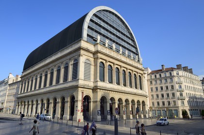France, Rhône (69), Lyon, site historique classé Patrimoine Mondial de l'UNESCO, façade de l'opéra de Lyon par l'architecte Jean Nouvel, les muses du fronton