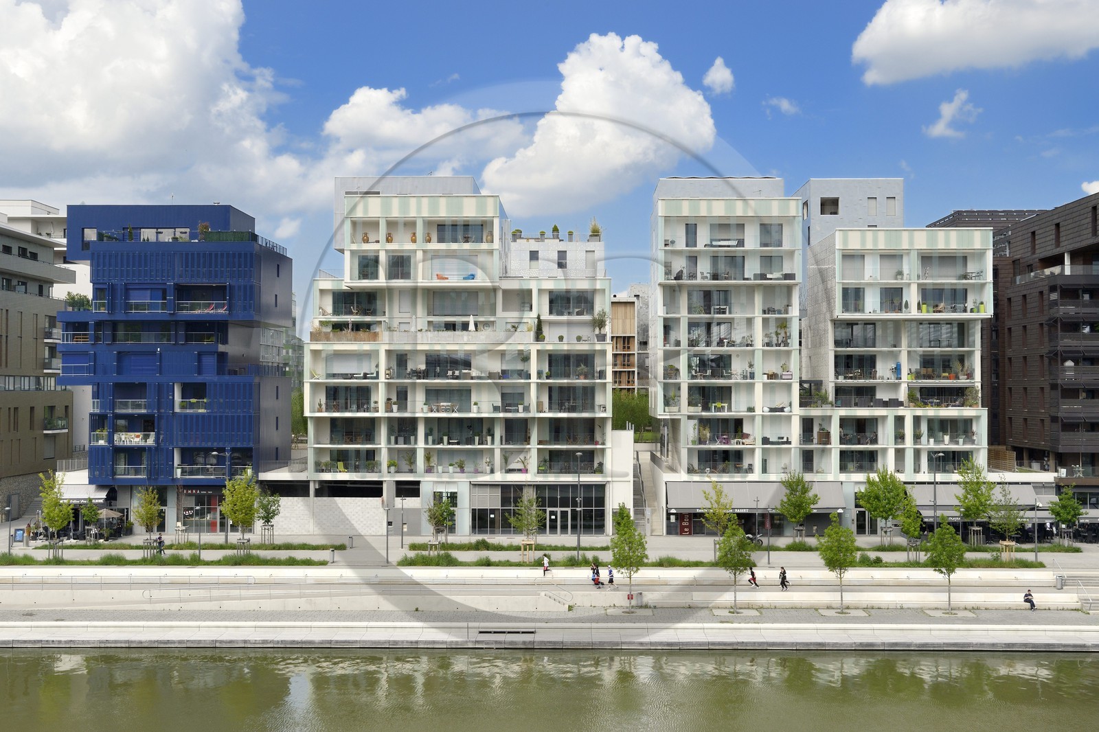 France, Rhône (69), Lyon, nouveau quartier de La Confluence au sud de la Presqu'île, immeubles d'habitation quai Arlès Dufour devant la place nautique