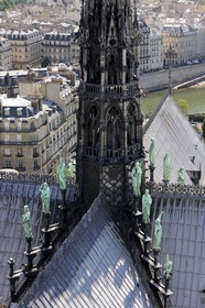France, Paris (75), île de la Cité, la cathédrale Notre-Dame, la flèche domine les statues de cuivre vert-de-grisé des douze apôtres avec les symboles des quatre évangélistes