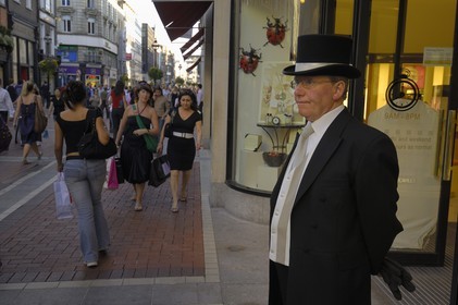 Republic of Ireland, County Dublin, Dublin, down town shopping street