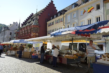 Allemagne, Bade-Wurtemberg, Fribourg en Brisgau, jour de marché sur la Munsterplatz, la Maison historique des marchands du début du XVIème siècle en arrière plan