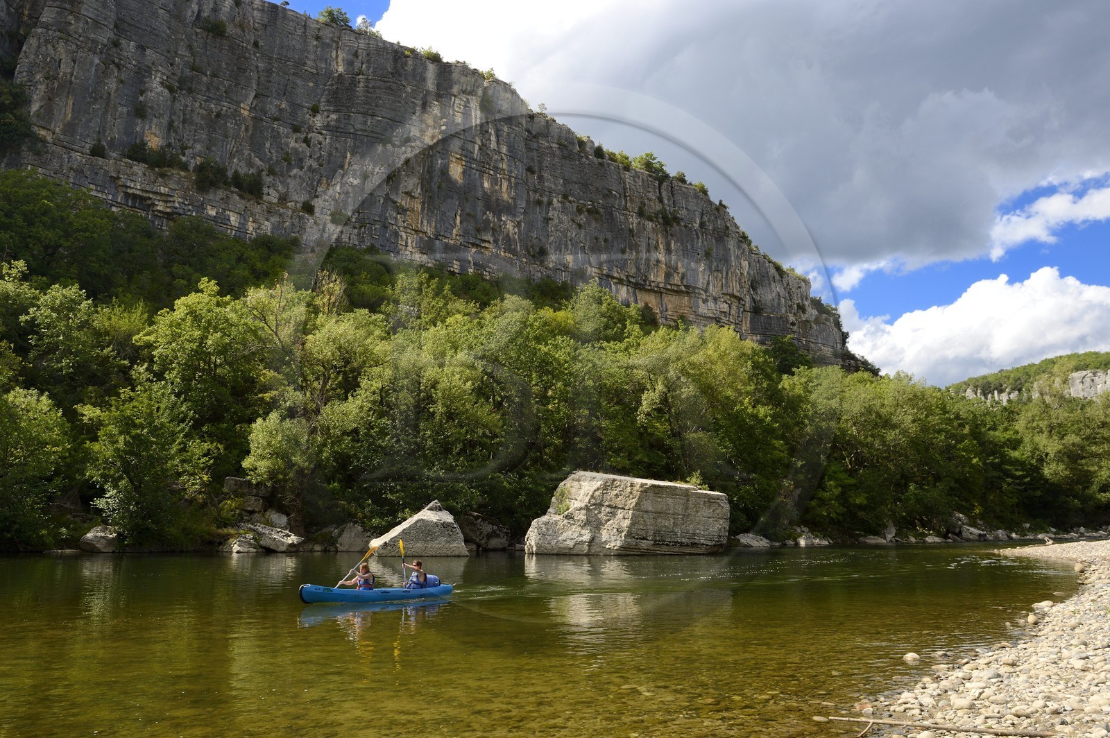 France, Ardèche (07), Ruoms, kayaks descendant la rivière Ardèche dans les défilés de Ruoms à Pradons
