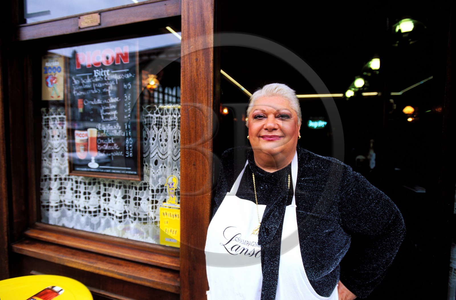 France, Nord (59), Vieux Lille, Monique devant son café le Tord-Boyaux