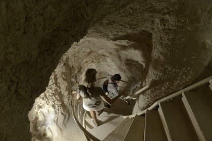 Israel, Cisjordanie, l'Hérodion, colline artificiellement exhaussée qui abrite les ruines d'un palais fortifié construit par le roi Hérode Ier le Grand (site classé Parc National), tunnels de l'époque de Bar-Kokhba