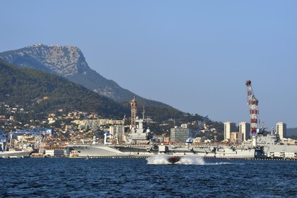 France, Var (83), Toulon, la base navale (Arsenal), le porte-avions à propulsion nucléaire Charles de Gaulle en rénovation de mi-vie