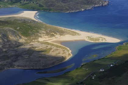 Royaume-Uni, Ecosse, North West Highlands, Torrisdale Bay à l'embouchure de la rivière Naver encadré par les villages de Torrisdale et Bettyhill sur la côte nord des Highlands (vue aérienne)