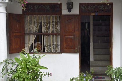 Sri Lanka, Province du Sud, Fort de Galle, classé Patrimoine Mondial de l'UNESCO, entrée de maison de la vieille ville, vieil homme regardant à l'extérieur