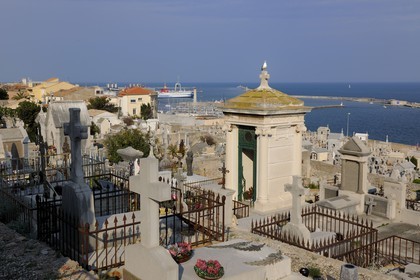 France, Hérault (34), Sète, le cimetière marin Paul Valery et le port en arrière