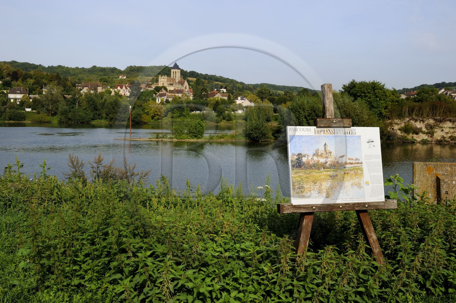 France, Val-d'Oise (95), le village de Vétheuil et son église Notre Dame peinte par Claude Monet dominant la Seine