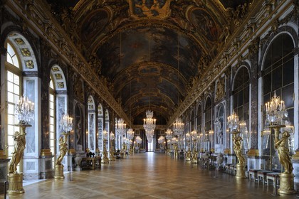 France, Yvelines (78), château de Versailles, classé Patrimoine Mondial de l'UNESCO, Galerie des Glaces (longueur 73m et largeur 10,50m) avec 17 fenêtres et 357 miroirs, architecte Jules Hardouin-Mansart (1678 - 1684)