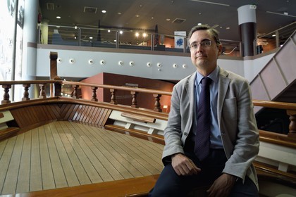 Espagne, Pays basque espagnol, Biscaye, Bilbao, Musée Maritime Ria de Bilbao, le directeur Jon Ruigomez matxin assis sur la réplique de la Felouque du consulat