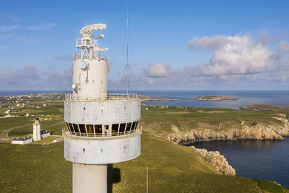 France, Finistère (29), Mer d'Iroise, Ile d'Ouessant, tour radar du Stiff de l'architecte Jean Prouvé (1982) qui surveille le rail de circulation maritime dans la Manche pour le Cross Corsen, Patrick Cornic, technicien du CROSS en poste depuis 2014 (vue aérienne)