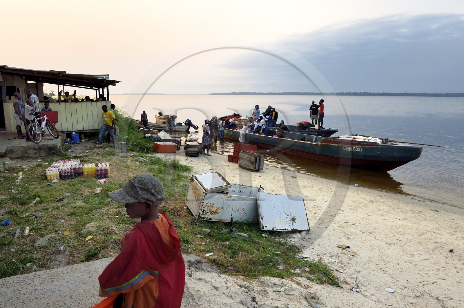 Gabon, province de Ogooué- Maritime, Omboué, petite ville située au bord de la lagune Fernan Vaz (Nkomi), arrivée d'une pirogue