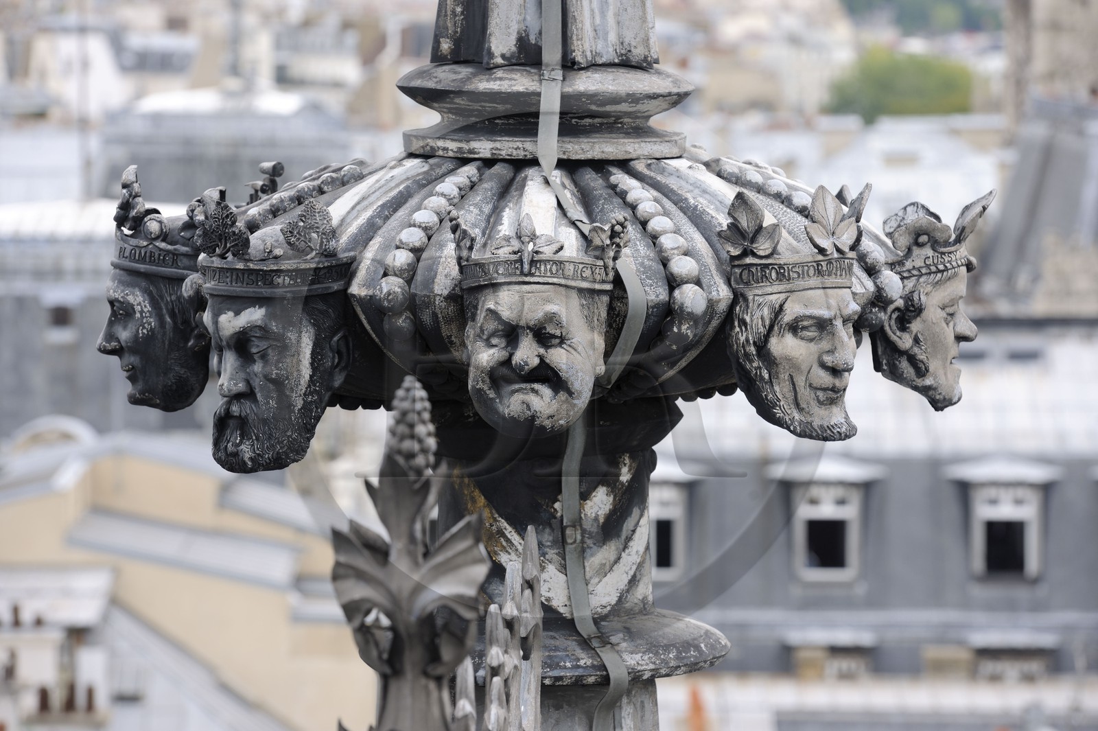 France, Paris (75), ile de la Cité, la Sainte Chapelle, têtes des rois qui ont régné sur le Palais au sommet de la toiture France, Paris (75), ile de la Cité, la Sainte Chapelle, têtes des rois qui ont régné sur le Palais au sommet de la toiture