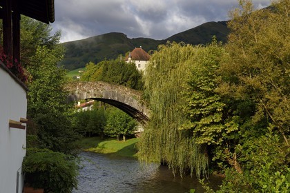 France, Pyrénées-Atlantiques (64), Pays-Basque, Saint-Etienne-de-Baïgorry, le pont dit Romain construit en 1661 sur la Nive et le chateau d'Etxauz en arrière plan