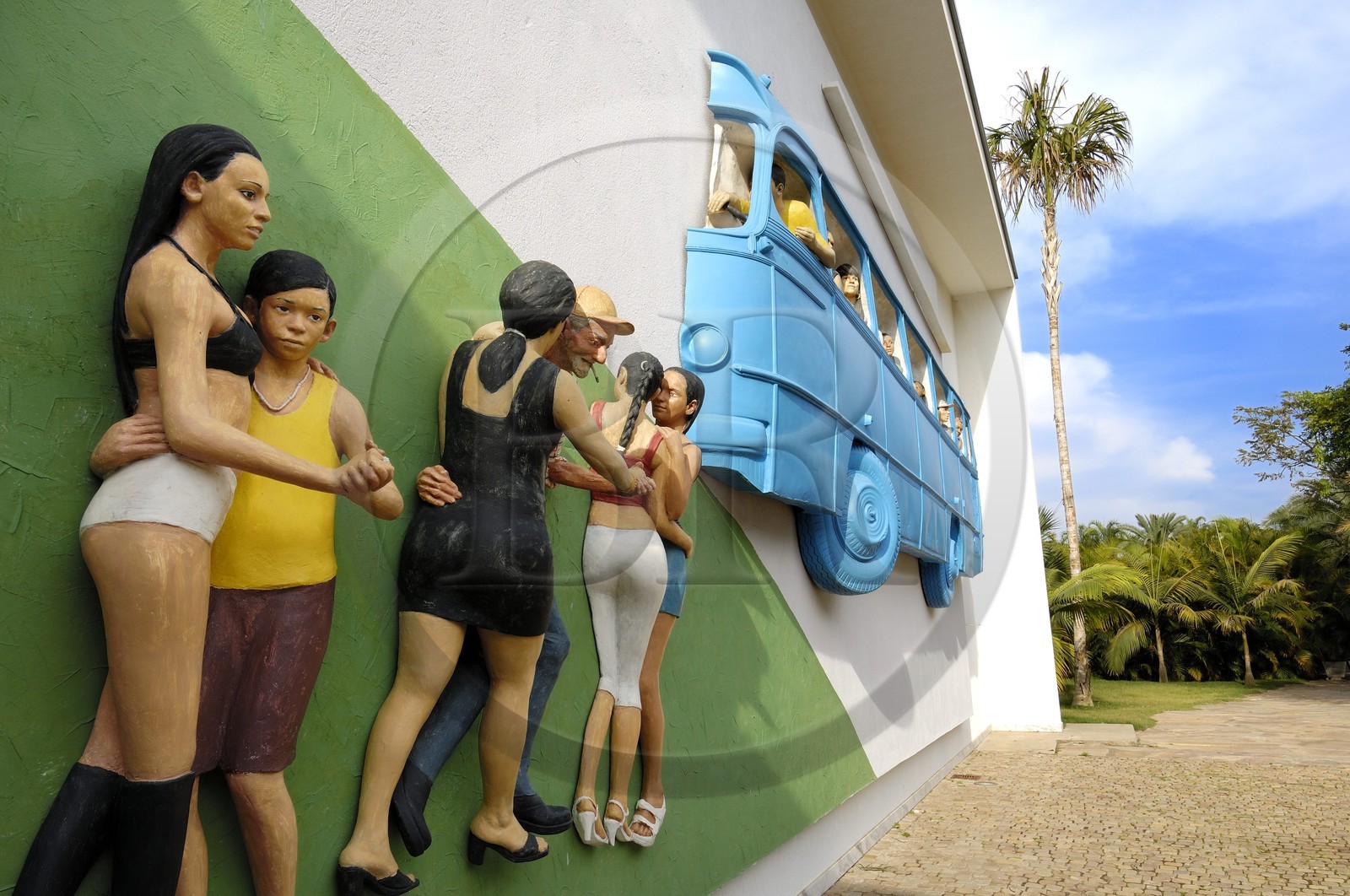 Brésil, Etat du Minas Gerais, région de Belo Horizonte, Brumadinho, centre d'art contemporain Inhotim, Galeria Praça, Rodoviara de Brumadinho (2005) de John Ahearn et Rigoberto Torres