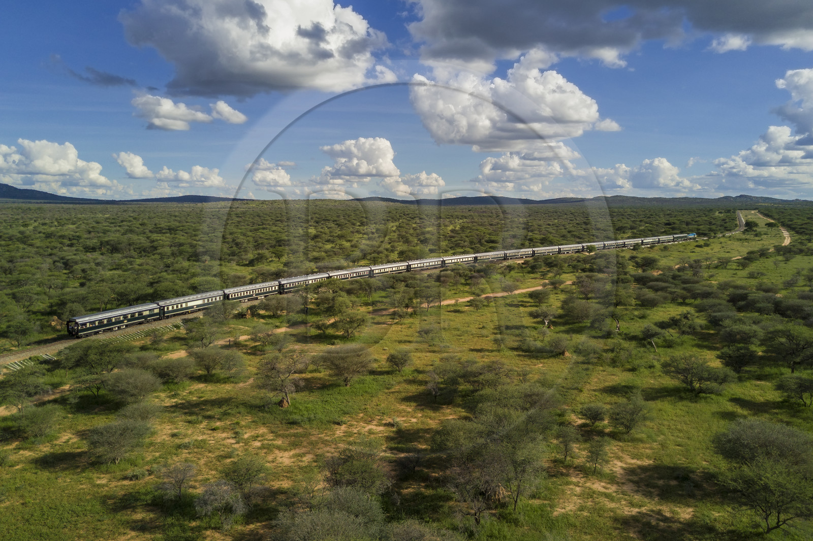 Namibie, région de Otjozondjupa, le train Shongololo express traversant le bush namibien vers Kalkfeld (vue aérienne) Namibie, région de Otjozondjupa, le train Shongololo express traversant le bush namibien vers Kalkfeld (vue aérienne)