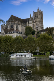 France, Yonne, Auxerre, Saint Etienne Cathedral and fishermen in the foreground