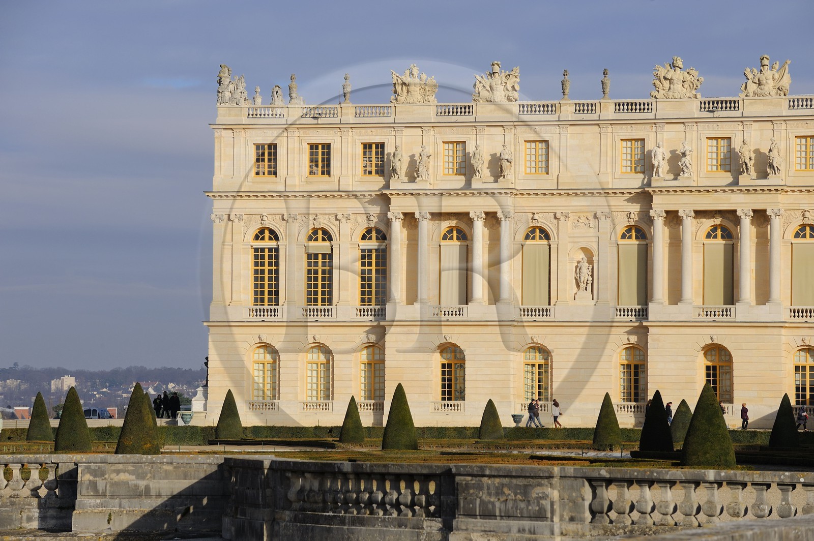 France, Yvelines (78), château de Versailles, classé Patrimoine Mondial de l'UNESCO, la façade des appartements de la Reine