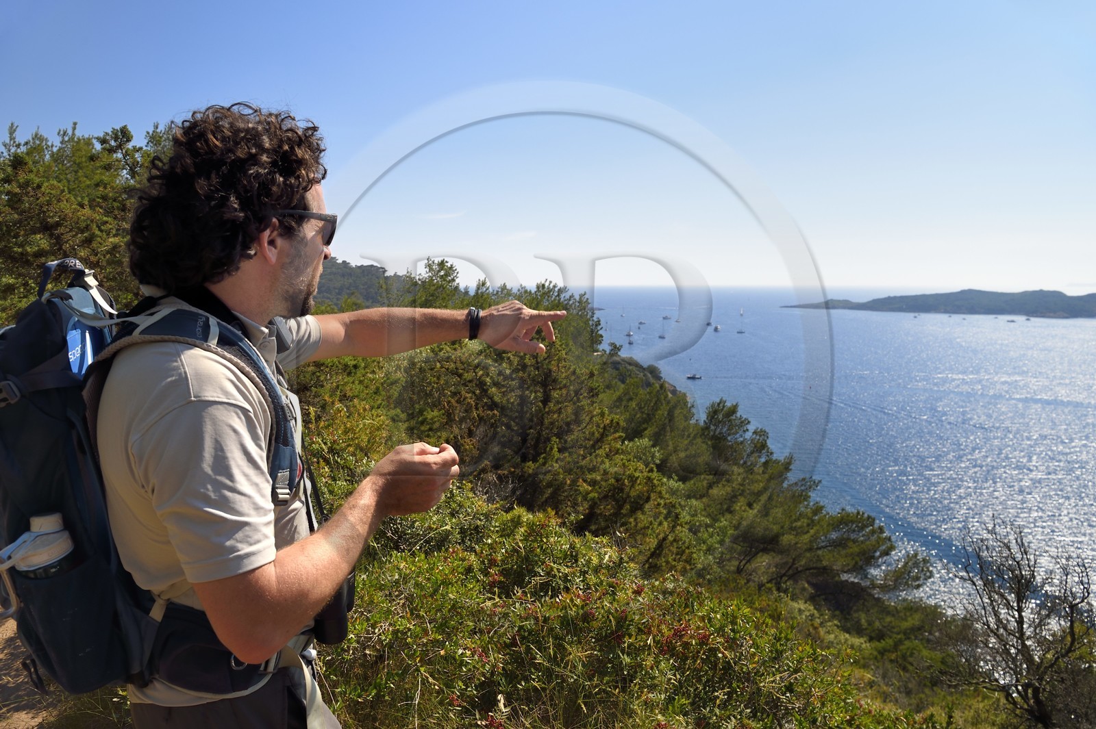 France, Var (83), Iles d'Hyères, Parc national de Port Cros, Ile de Port-Cros, Johann Cerisier, garde moniteur du parc national de Port-Cros en tournée de surveillance montre l'Ile de Bagaud qui est une réserve intégrale en arrière plan