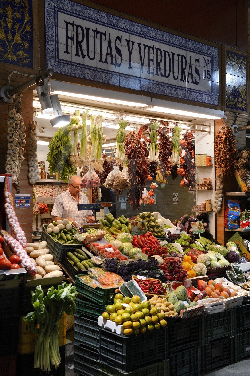Espagne, Andalousie, Séville, quartier de Triana, le marché couvert de Triana, étal de marchand de fruits et légumes