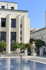 France, Rhône (69), Villeurbanne, ensemble architectural des gratte-ciel construit de 1927 à 1934, place Lazare Goujon