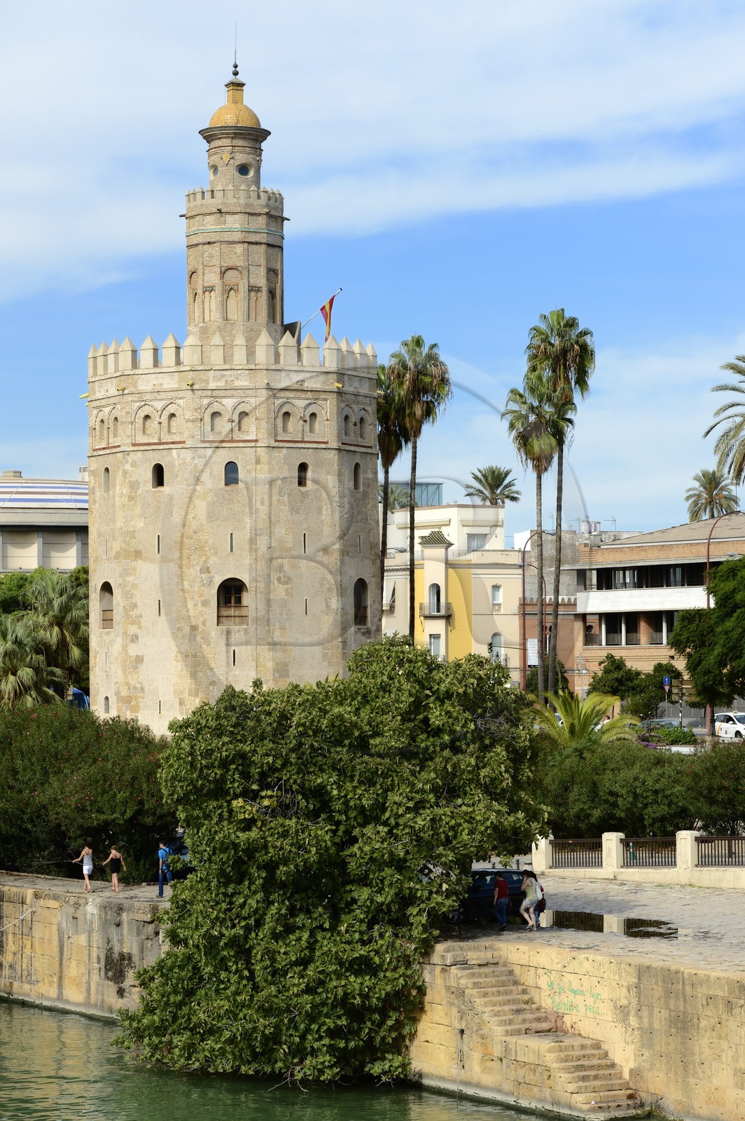 Espagne, Andalousie, Séville, en bordure du fleuve Guadalquivir, la Tour de l'Or (Torre del Oro), ancienne tour d'observation militaire construite au début du XIIIe siècle reconvertie en musée maritime