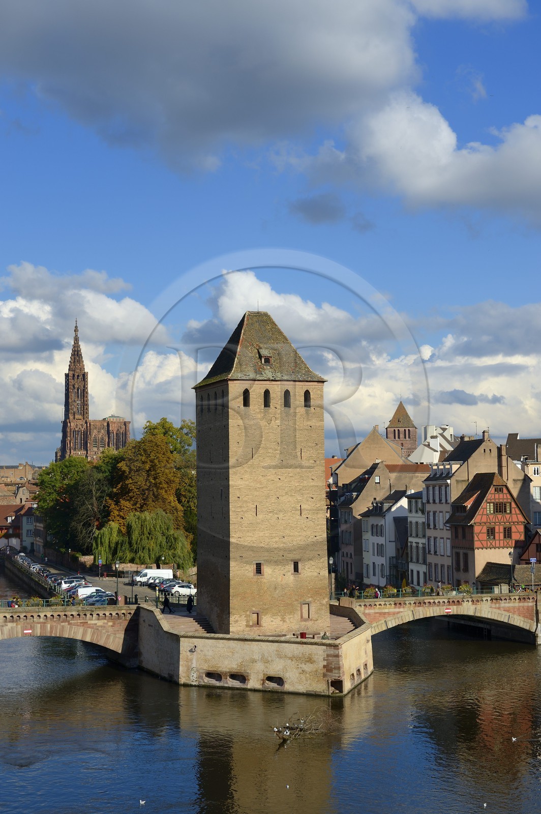 France, Bas Rhin (67), Strasbourg, vieille ville classée au Patrimoine Mondial de l'UNESCO, quartier de la Petite France, les Ponts Couverts et la cathédrale Notre Dame en arrière plan