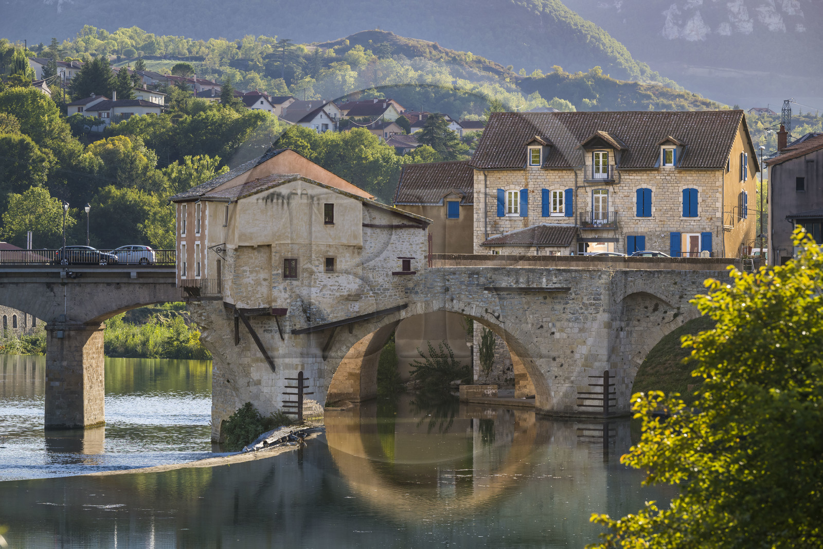 France, Aveyron (12), Millau, le pont Vieux franchissait le Tarn, l'ancien moulin sur sa deuxième pile