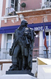 France, Var, Saint Tropez, Le Sube Hotel and the Suffren statue