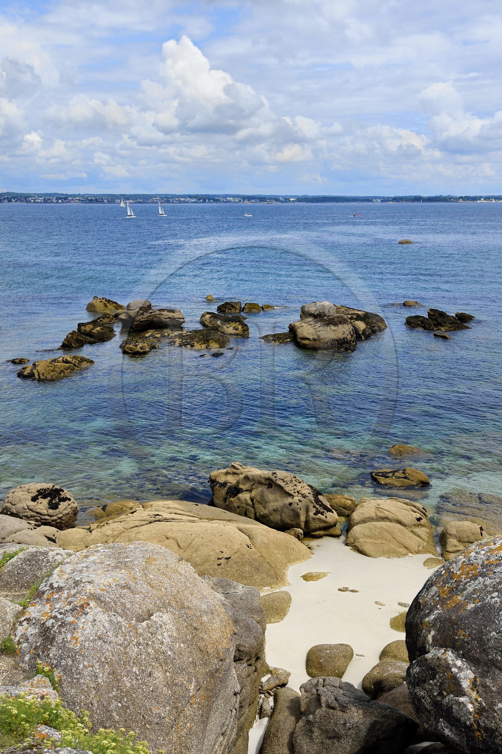 France,  Finistère (29), Fouesnant, le littoral vers la Pointe de Beg Meil