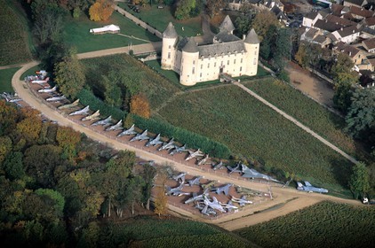France, Côte-d'Or (21), Savigny-Lès-Beaune, château et musée des avions de chasse (vue aérienne)